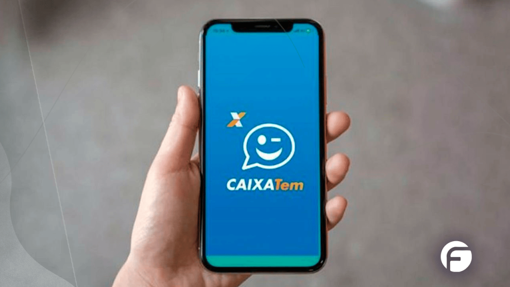 pessoa segurando celular com app caixa tem na tela