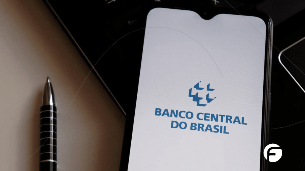 celular com app do banco central na tela