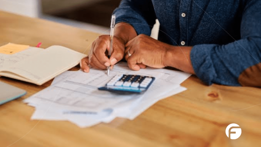 homem analisando o planejamento financeiro familiar