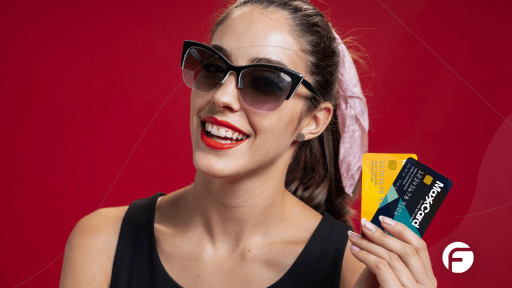 mulher segurando cartão de crédito