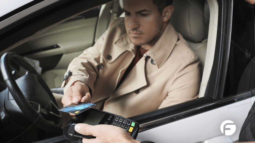 homem comprando carro no cartão de crédito