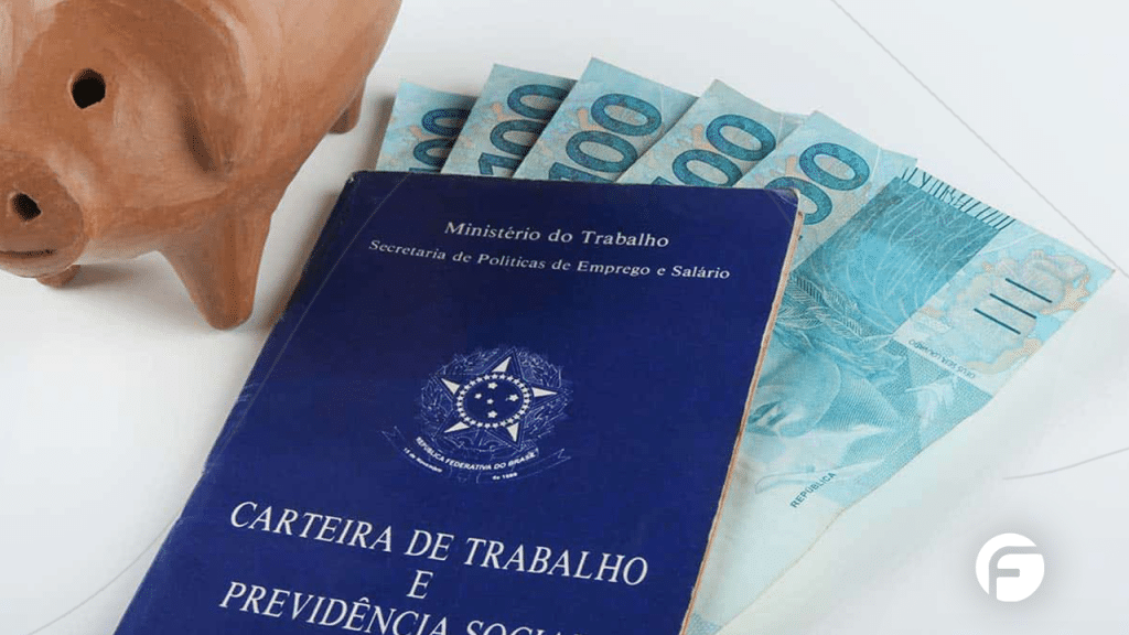 carteira de trabalho com cédulas de 100 reais dentro