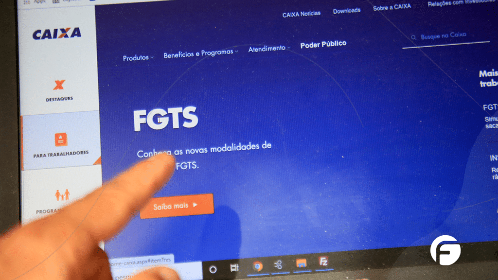 pessoa acessando site do fgts pelo computador