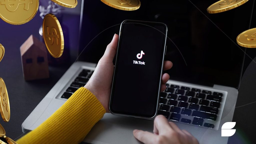 pessoa acessando tiktok no celular