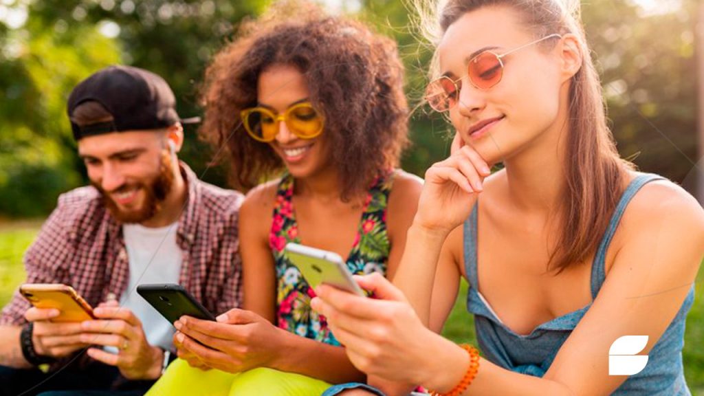 jovens acessando conta digital para menor de 18 anos via celular
