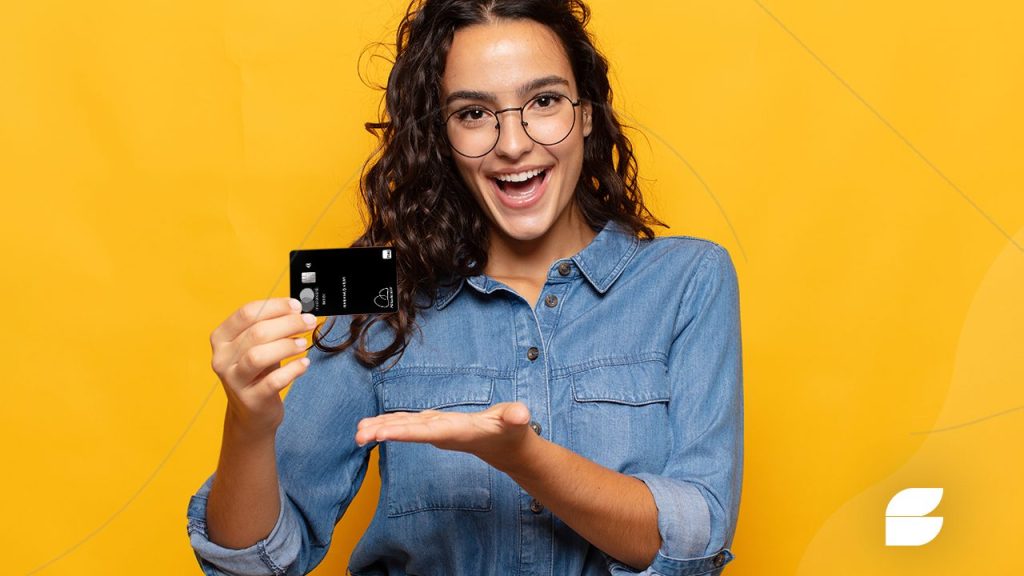 mulher com cartão pão de açúcar black