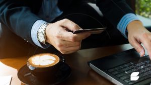 homem segurando cartão de crédito com limite de 5 mil reias