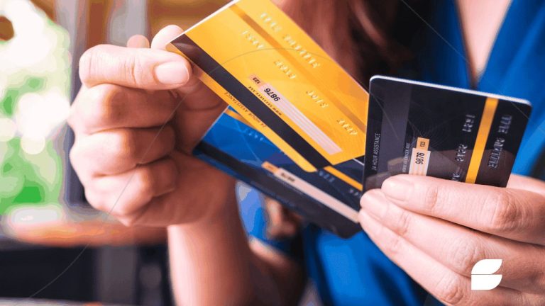 pessoa vendo mm aa do cartão de crédito