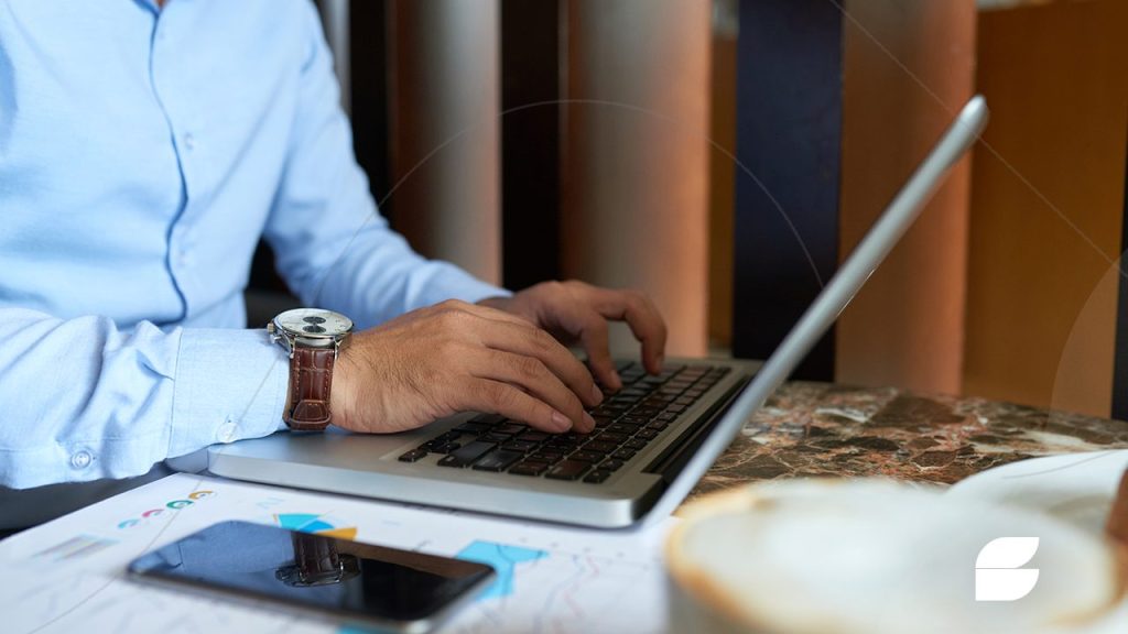 homem pesquisando aplicativos que pagam por cadastro no notebook