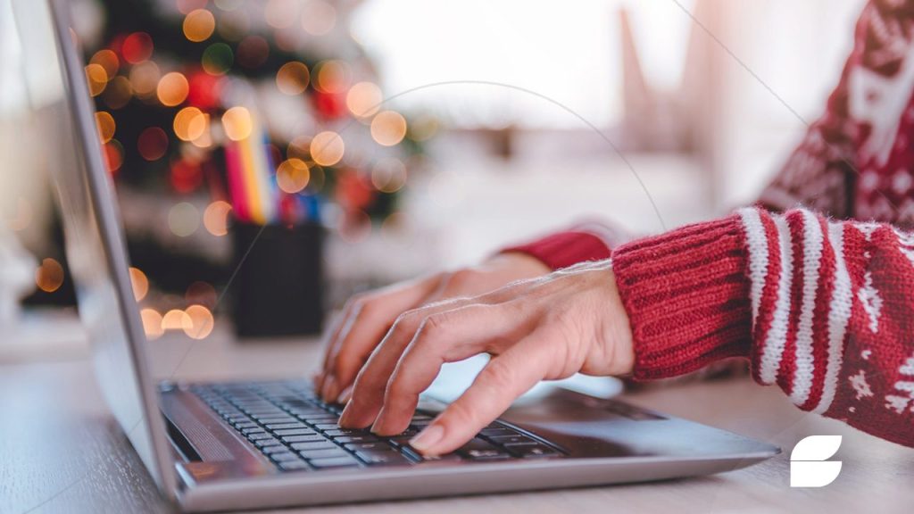 pessoa pesquisando no computador como ganhar dinheiro no natal