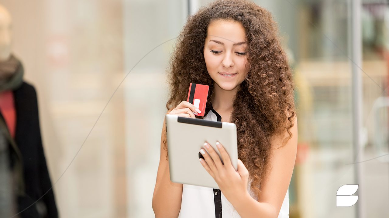 jovem menor de 18 anos com seu cartão de crédito em mãos