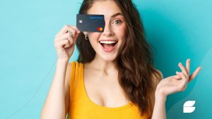 mulher segurando cartão de crédito amazon prime