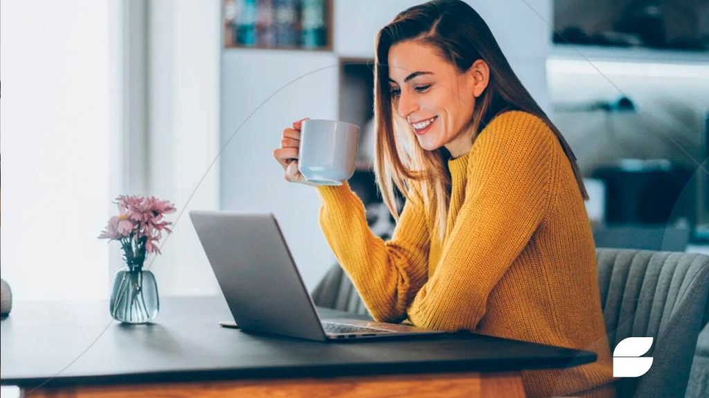 mulher pesquisando opções de renda extra home office