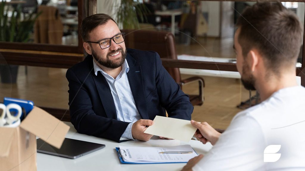 cliente conversando com gerente de um dos melhores bancos para abrir conta