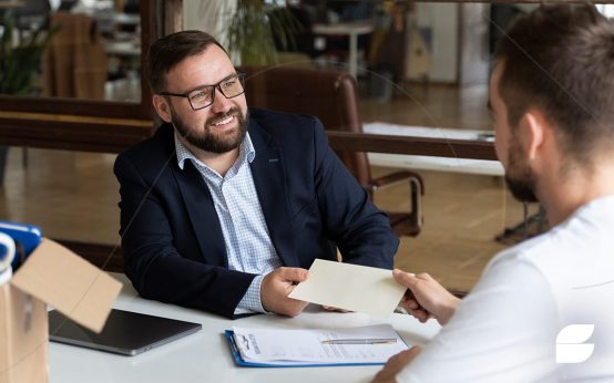 cliente conversando com gerente de um dos melhores bancos para abrir conta