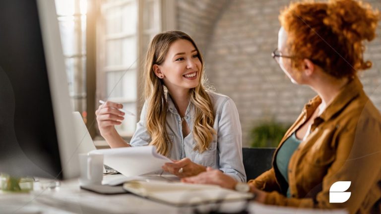 mulheres definindo a razão social da empresa